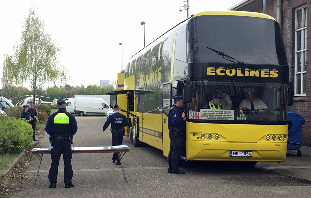 Antwerpener Polizei durchsucht Low-Cost-Busse (Bild: Tamara Van Hasselt/belga)