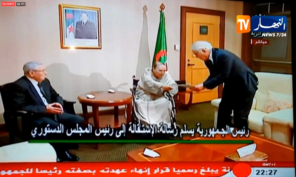 Vor den Augen von Senatspräsident Abdelkader Bensalah überreicht Abdelaziz Bouteflika dem Präsidenten des Verfassungsgerichts, Tayeb Belaiz, sein Rücktrittsgesuch (Archivbild: Ennahar TV/AFP)