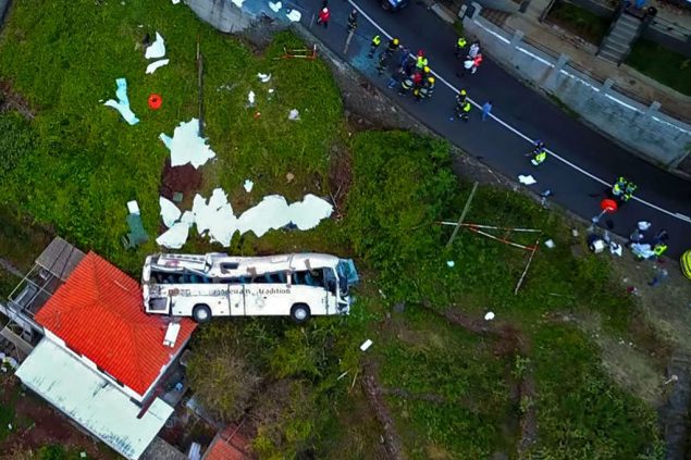 Busunglückauf Madeira (Bild: STRINGER / AFP)