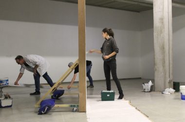 Chloé Op de Beeck bei den Vorbereitungen für ihre Ausstellung im Ikob (Bild: Melanie Ganser/BRF)