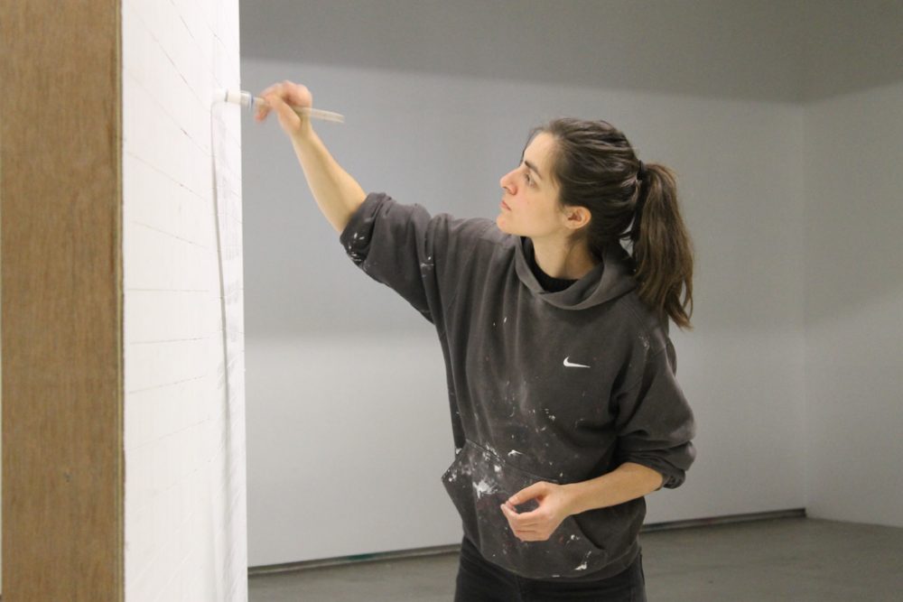 Chloé Op de Beeck bei den Vorbereitungen für ihre Ausstellung im Ikob (Bild: Melanie Ganser/BRF)