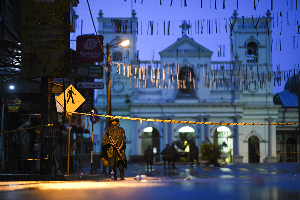 Soldaten bewachen die St.-Antonius-Kirche in Colombo