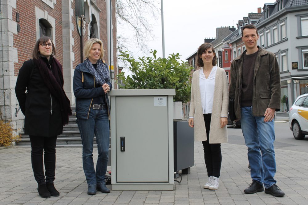 Marie Dury (ISSeP), Bürgermeisterin Claudia Niessen, Schöffin Catherine Brüll und Benjamin Bergmans (ISSeP)