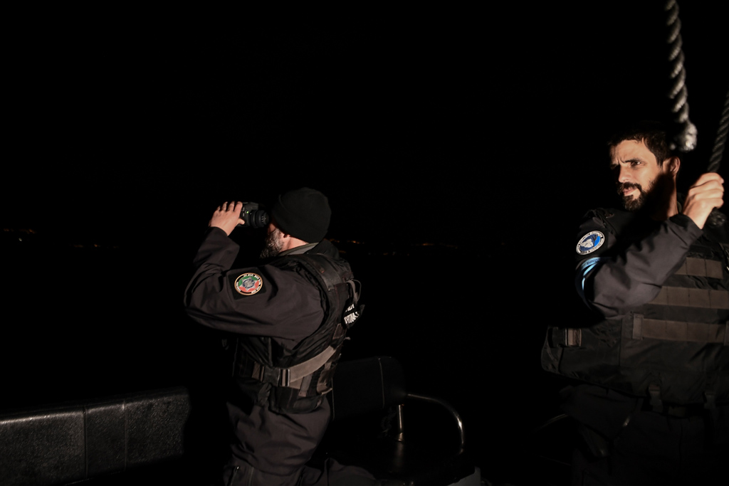 Frontex-Mitarbeiter bei der Patrouille zwischen Lesbos und der Türkei (Archivbild: Aris Messinis/AFP)