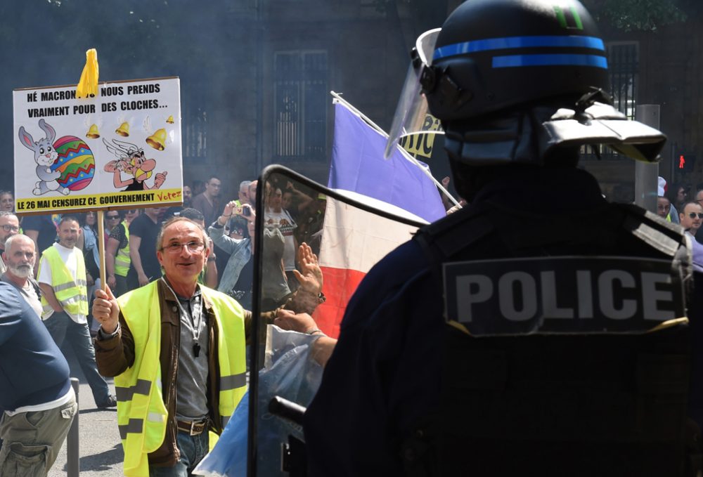 Polizist und Gilets Jaunes am 20.4.2019 in Paris