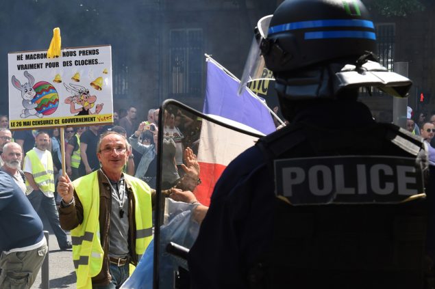 Polizist und Gilets Jaunes am 20.4.2019 in Paris