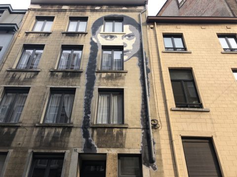Konterfei von Greta Thunberg auf einem Haus in Brüssel