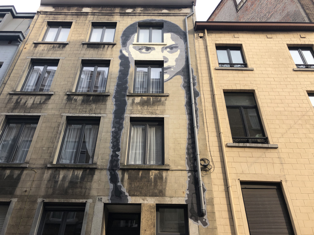 Konterfei von Greta Thunberg auf einem Haus in Brüssel
