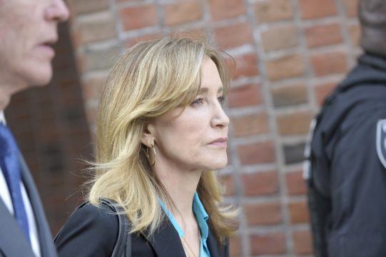 Felicity Huffman beim Verlassen des Gerichts (Bild: AFP/ Joseph Prezioso)
