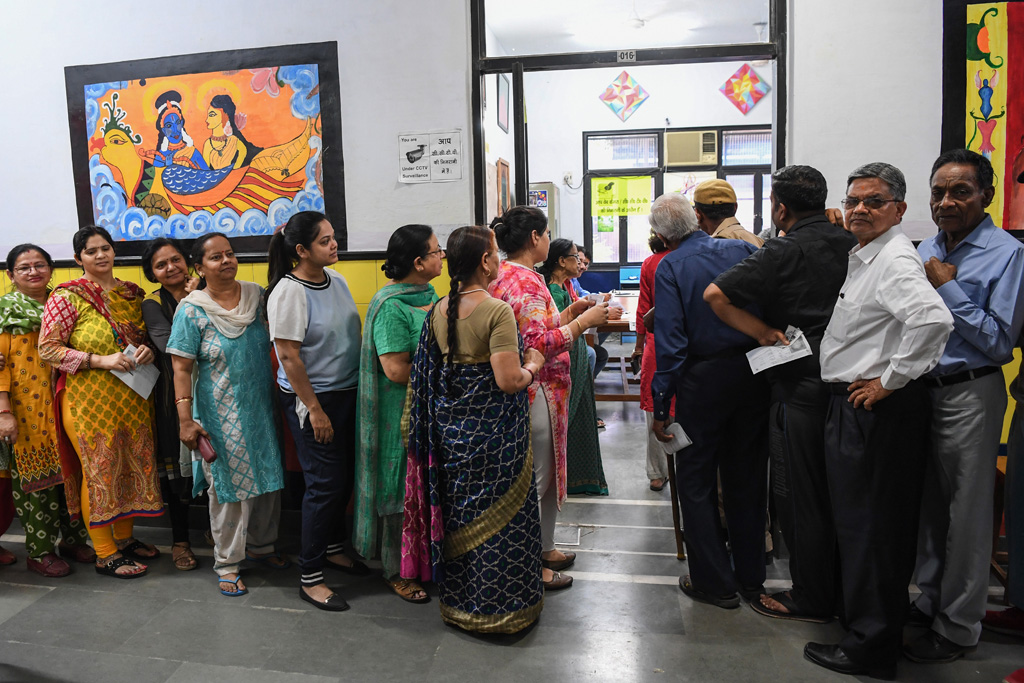 Männer und Frauen vor einem Wahlbüro in Ghaziabad im Bundesstaat Uttar Pradesh