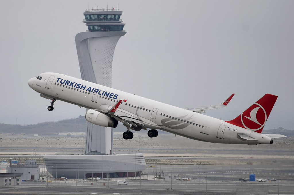 Ein Airbus A321 von Turkish Airlines hebt vor dem Kontrollpunkt des neuen Mega-Flughafens von Istanbul ab