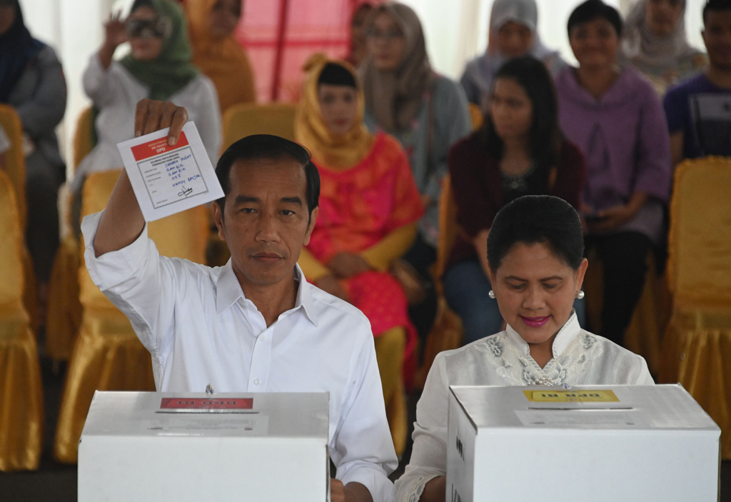 Joko Widodo mit seiner Frau Iriana Widodo bei der Stimmabgabe am 17. April in Jakarta (Bild: Bay Ismoyo/AFP)