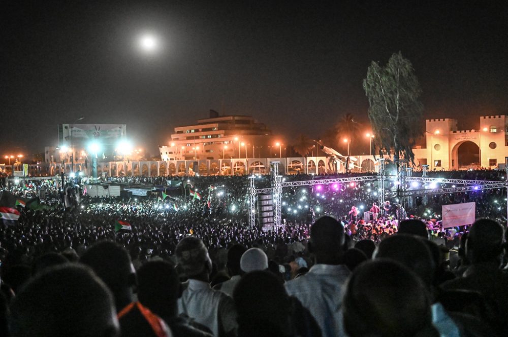 Sudanesen protestieren am 21.4.2019 vor der Zentrale der Streitkräfte in der Hauptstadt Khartum