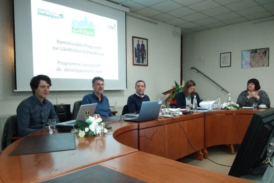V.l.n.r.: Yannick Heuschen (1. Schöffe), Stany Noël (Fonds Rurale de Wallonie), Bürgermeister Patrick Thevissen, Marianka Lesser (WFG Ostbelgien) und Monique Kelleter (Gemeinderatsmitglied) (Bild: Manuel Zimmermann/BRF)