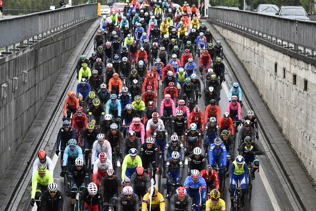 Lüttich-Bastogne-Lüttich: Das Fahrerfeld vor dem Start (Bild: Eric Lalmand/Belga)