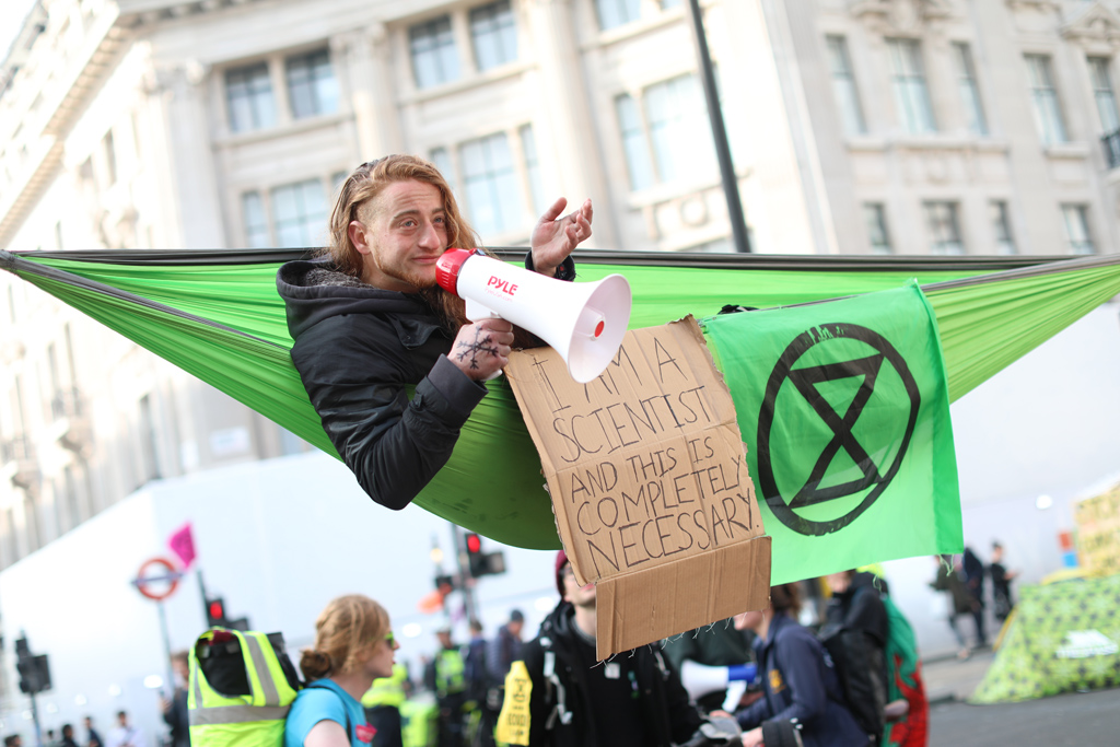 Klimaaktivist protestiert im Londoner Viertel Oxford Circus (Bild: ISABEL INFANTES / AFP)