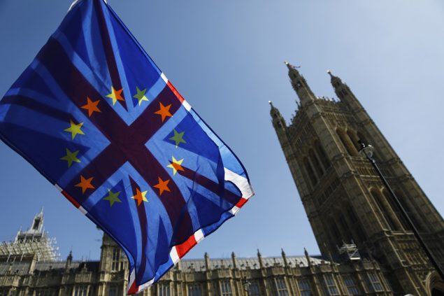 Europäische und britische Flagge in London (Bild: Tolga Akmen/AFP)