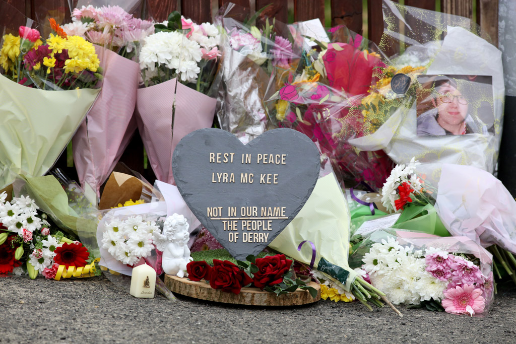 Blumen und Stein in Erinnerung an die getötete Journalistin Lyra McKee