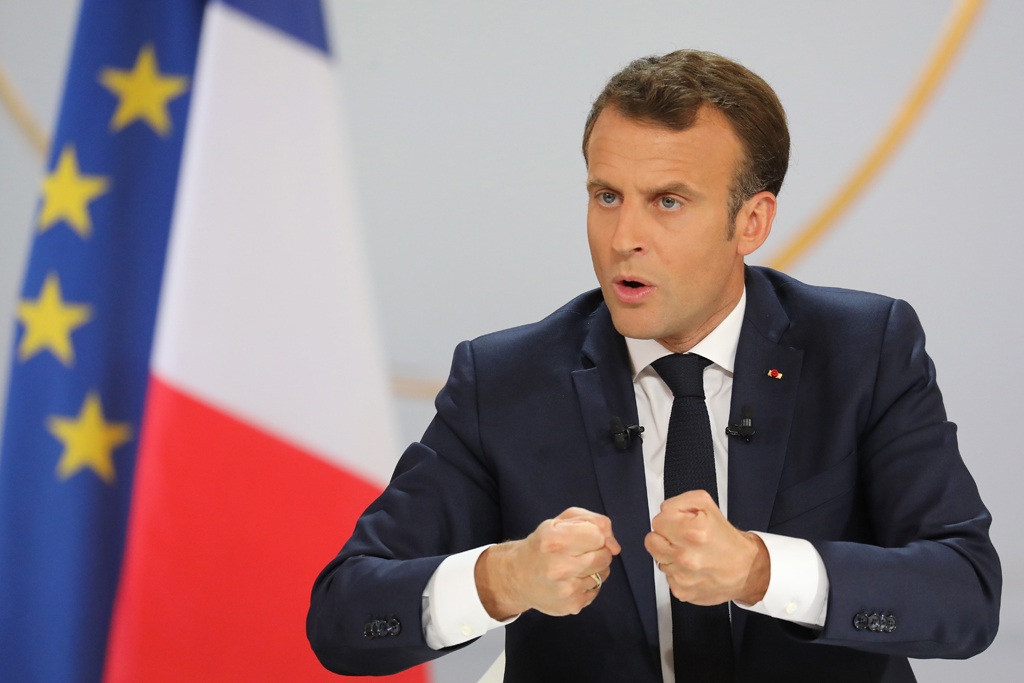 Frankreichs Staatschef Emmanuel Macron hat den Menschen neue milliardenschwere Zugeständnisse in Aussicht gestellt (Bild: Iudovic Marin/AFP)