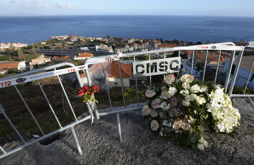 Blumen am Unglücksort in Madeira