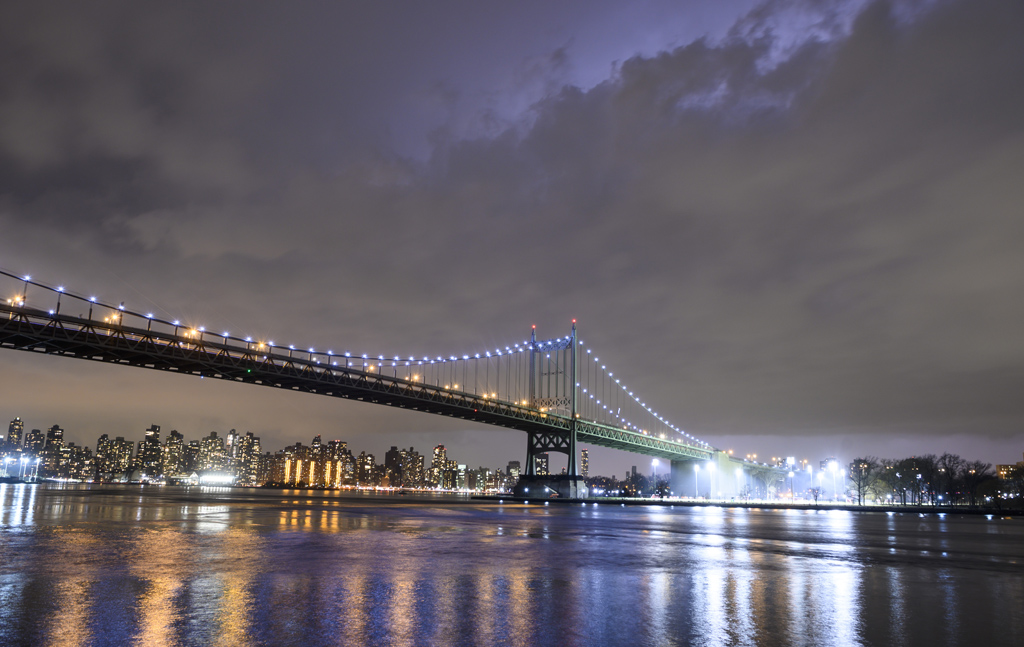 Die Skyline von Manhattan mit der Robert- F.-Kennedy-Brücke