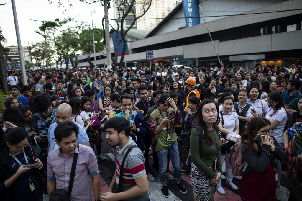 Nach Erdbeben auf Philippinen: Angestellte in Manila warten im Freien