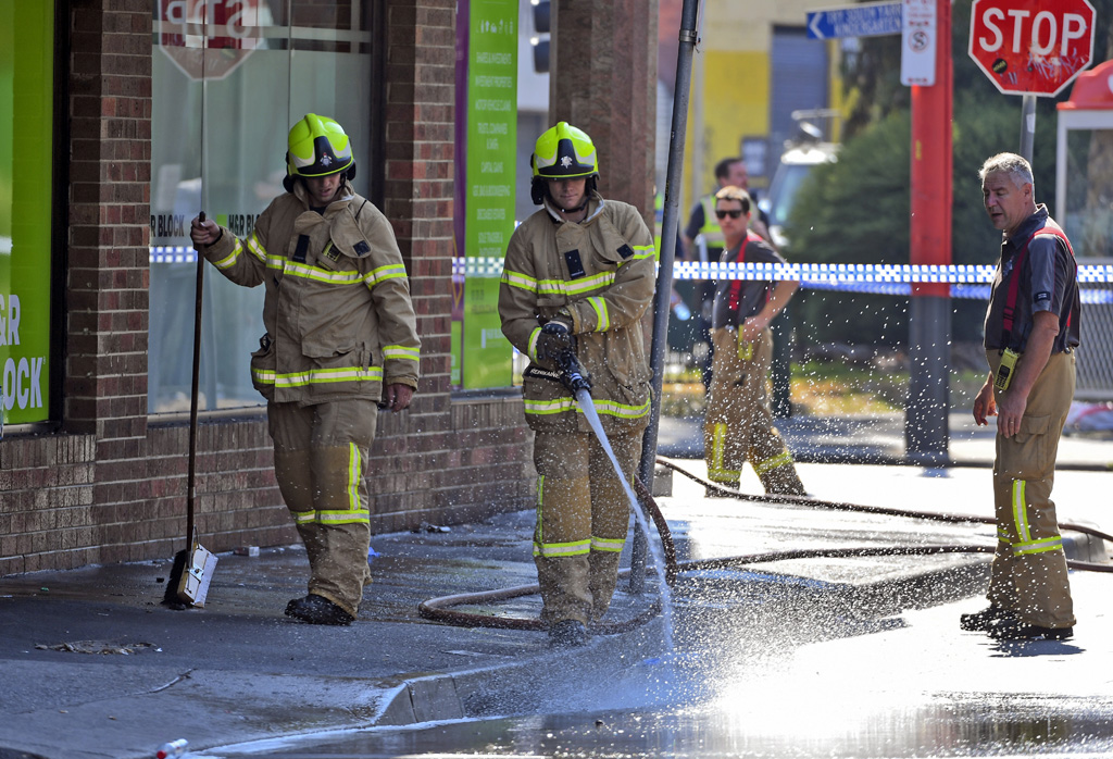 Feuerwehrleute beim Beseitigen der Blutspuren vor der Diskothek in Melbourne (Bild: William West/AFP)