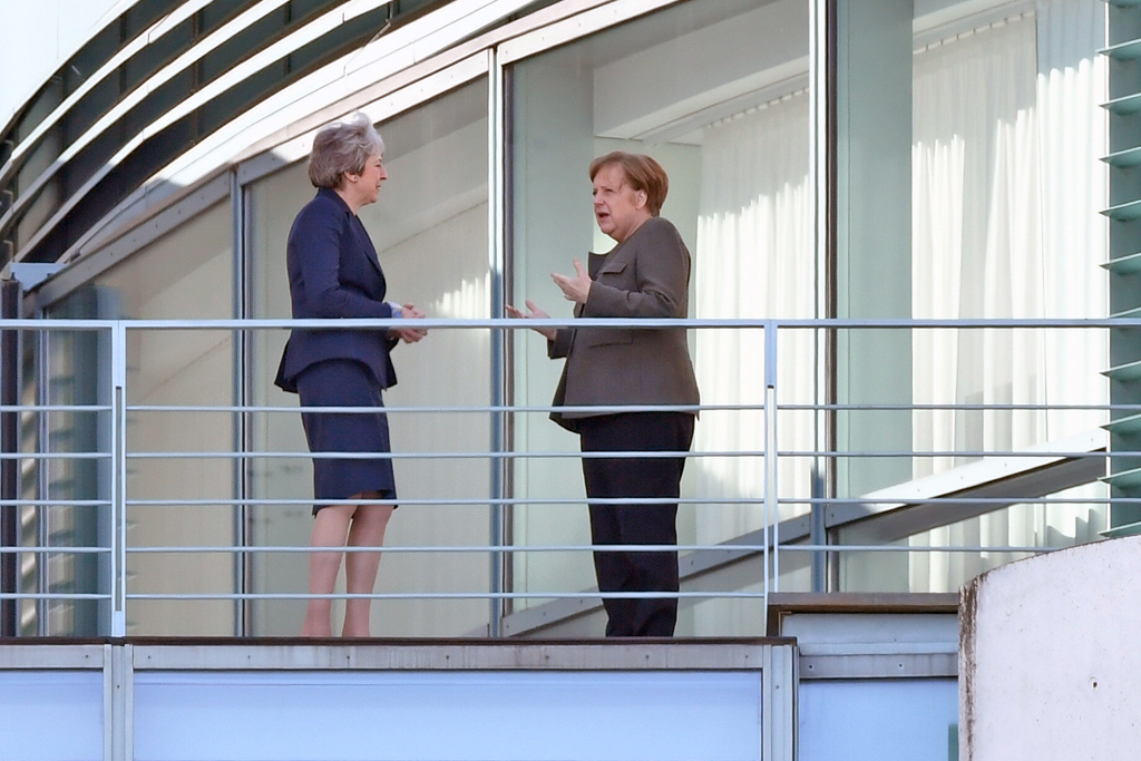 Theresa May und Angela Merkel am Dienstag in Berlin (Bild: John MacDougall/AFP)