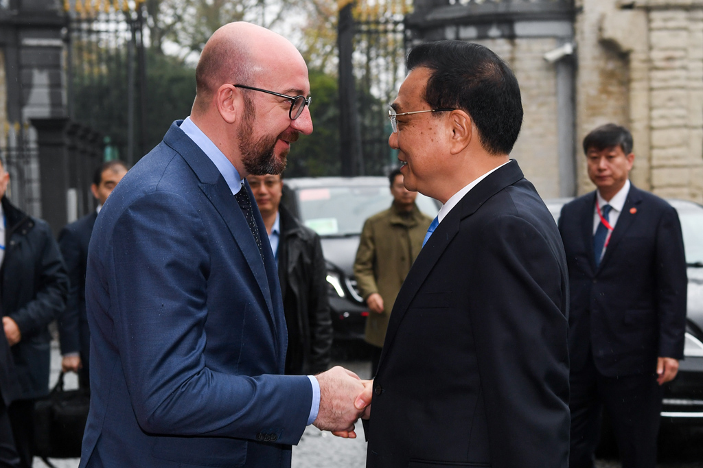 Charles Michel und Li Keqiang am 9.4. bei einem Treffen in Brüssel (Bild: Bruno Fahy/Belga)