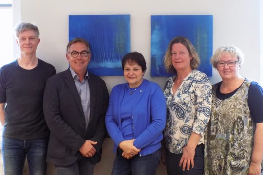 Initiatoren des "Fests der Nachhaltigkeit": Bernd Lorch (VSZ), Christian Lesuisse (Haus Ternell), Tomke Lask und Gaby Borst (Institut für Demokratiepädagogik) und Claudia Schmitz (Fahr mit VoG). Es fehlt Vanessa Schleiss (Natagora-BNVS). Bild: Marc-Lukas Seidlitz/BRF