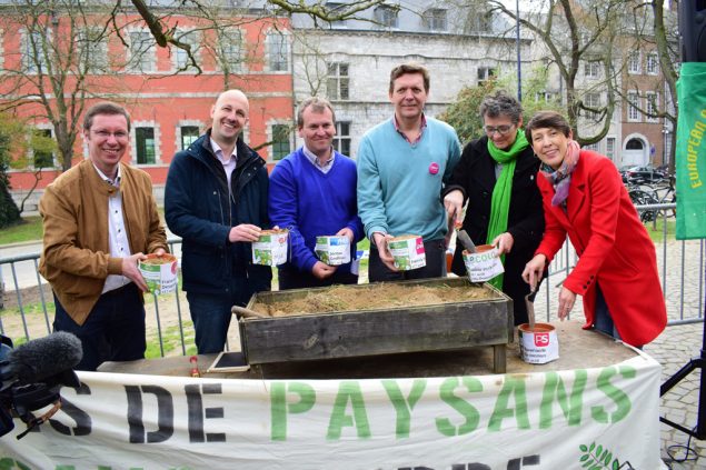 Kartoffeln vor dem wallonischen Parlament in Namur gepflanzt