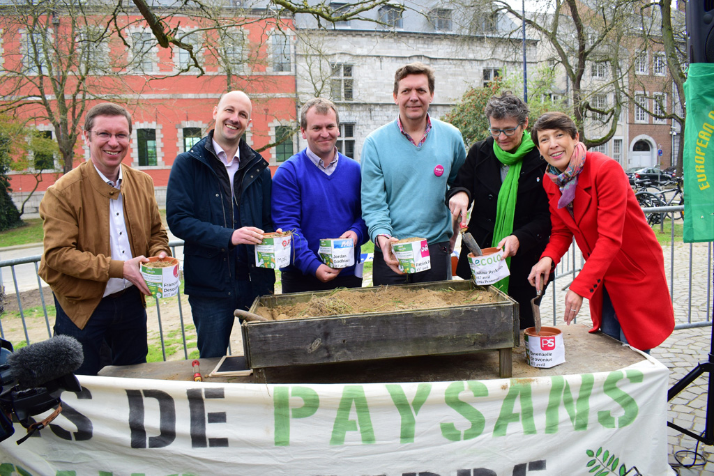 Kartoffeln vor dem wallonischen Parlament in Namur gepflanzt
