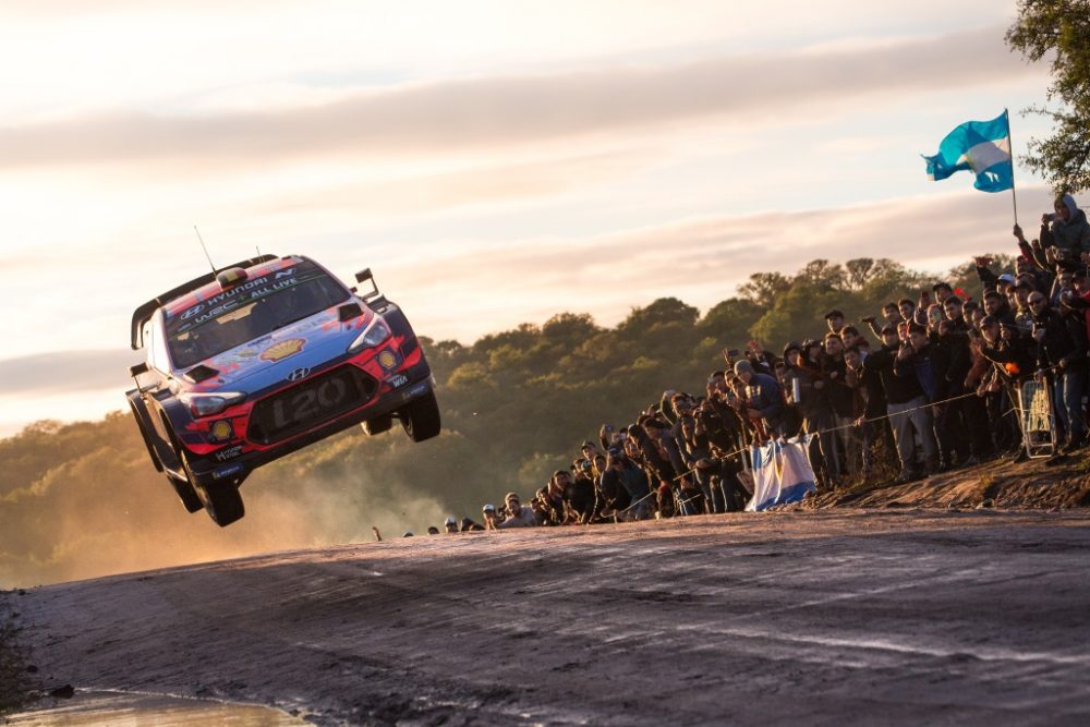 Thierry Neuville und Nicolas Gilsoul fliegen an die Spitze der Rallye Argentinien (Bild: Helena El Mokni/Hyundai Motorsport)