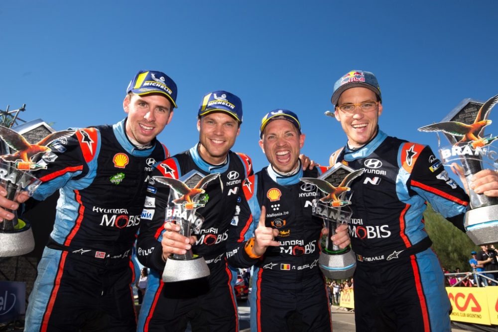 Doppelsieg für Hyundai: Thierry Neuville (r) und Nicolas Gilsoul (2vr) gewinnen die Rallye Argentinien, Andreas Mikkelsen (2vl) und Anders Jaeger (l) fahren auf Platz zwei (Bild: Hyundai Motorsport)