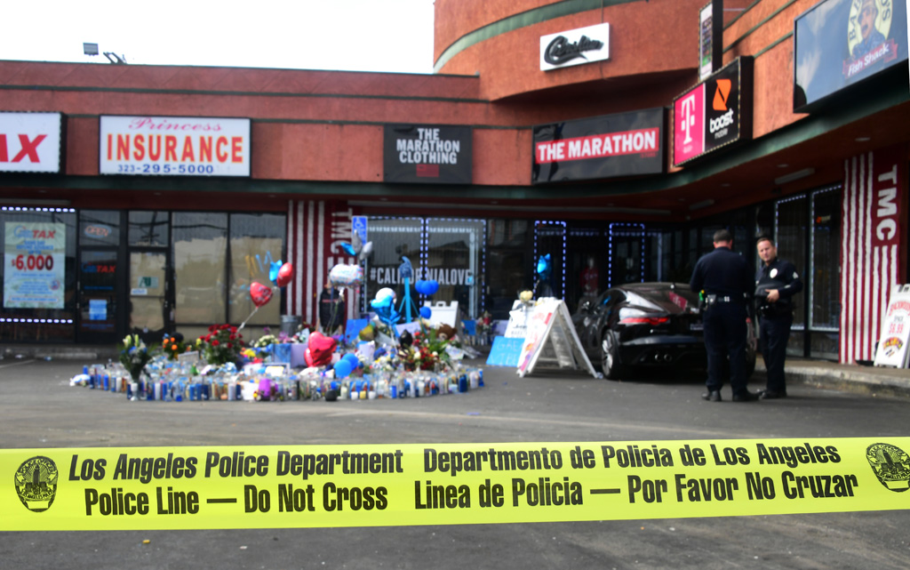 Blumen am Tatort nach dem Mord an US-Rapper Nipsey Hussle (Bild: Frederic J. Brown/AFP)