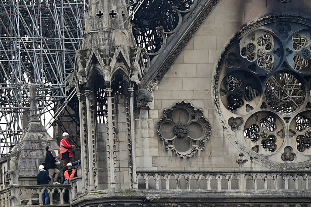 Fachleute untersuchen Notre-Dame nach dem Brand (Bild: Lionel Bonaventure/AFP)