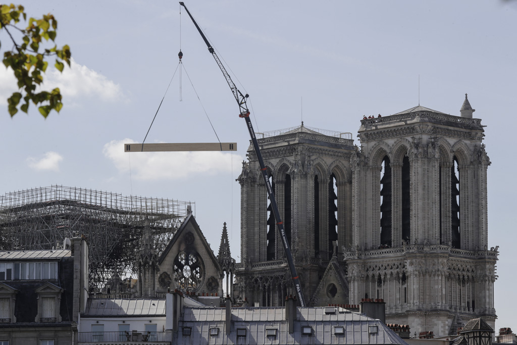 Nach dem Brand in der Kathedrale Notre-Dame: Baumaterial wird per Kran hochtransportiert