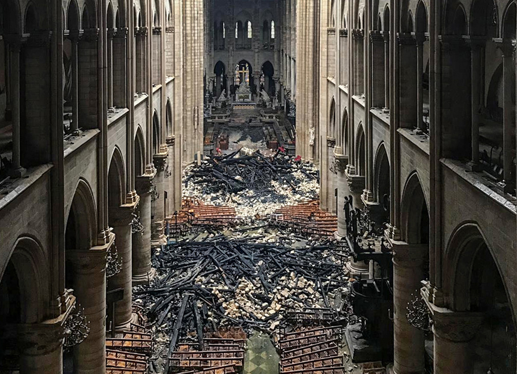 Blick ins Innere von Notre-Dame nach dem verheerenden Brand (Bild: AFP)