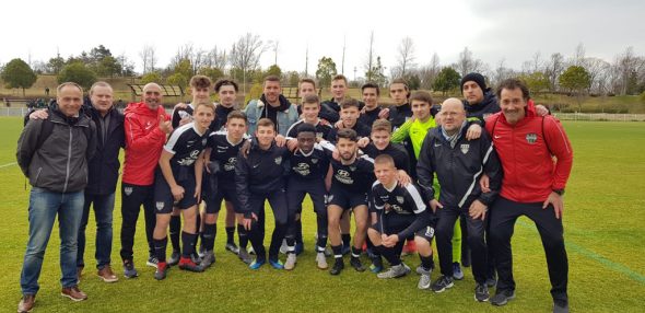 Die U18 der KAS Eupen durfte sich beim Einladungsturnier in Japan über einen Besuch von Neuzugang Lukas Podolski freuen (Bild: AS Eupen)