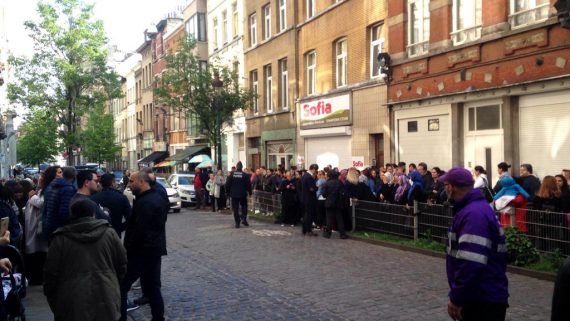 Protestierende Eltern in Schaerbeek (Bild: Morgane Berger/Belga)