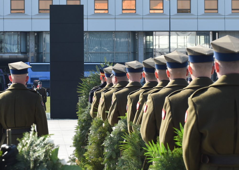 Gedenkfeier vor dem Denkmal in Erinnerung an die Opfer der Flugzeugkatastrophe von Smolensk (Bild: Janek Skarzynski/AFP)