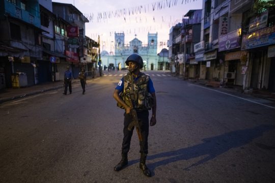 Soldat steht Wache in Sri Lanka