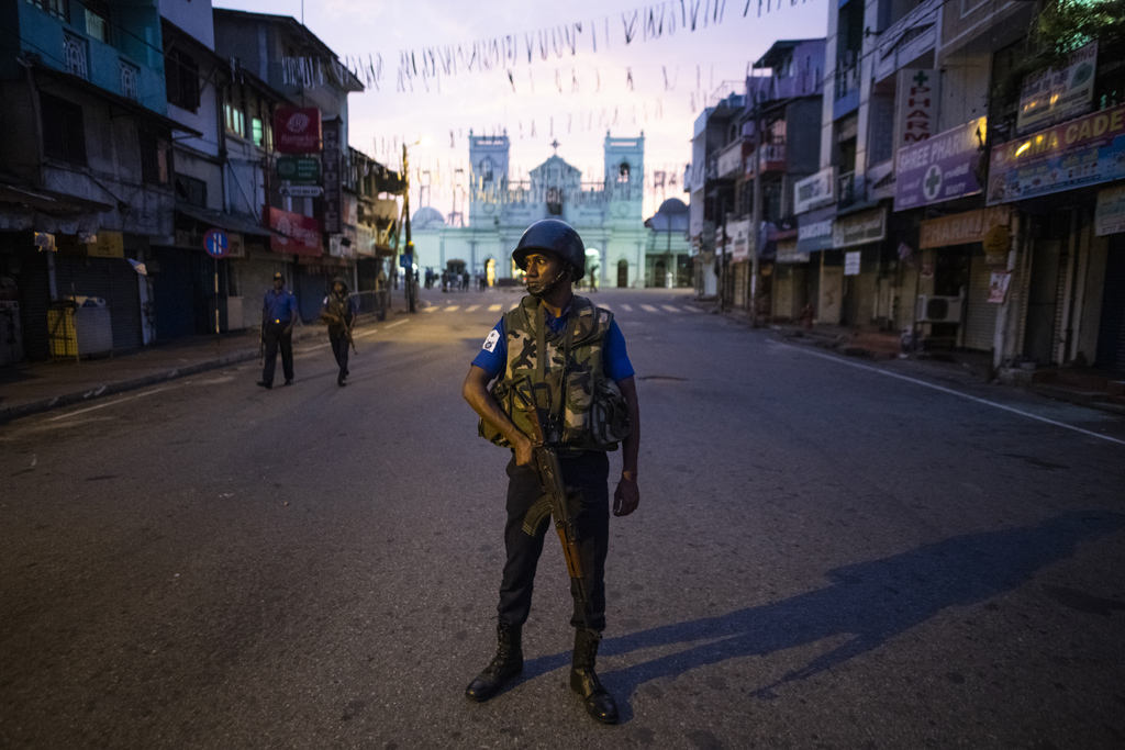 Soldat steht Wache in Sri Lanka