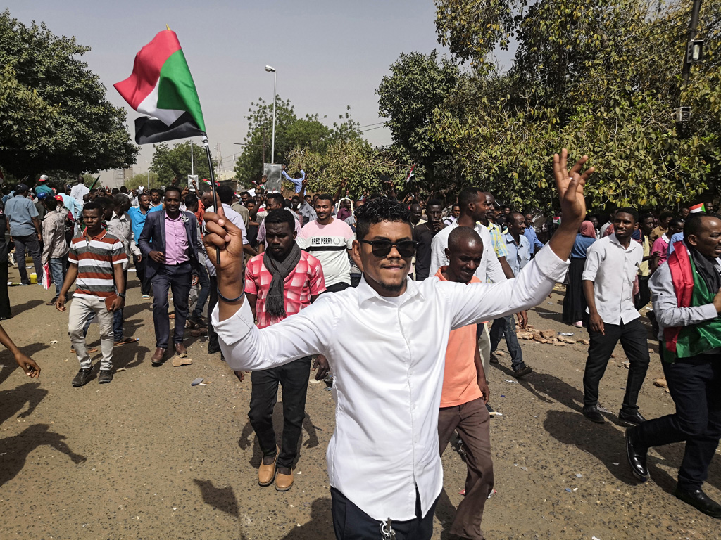 Die Menschen auf den Straßen von Karthum feiern schon den Rücktritt von Präsident al-Baschir