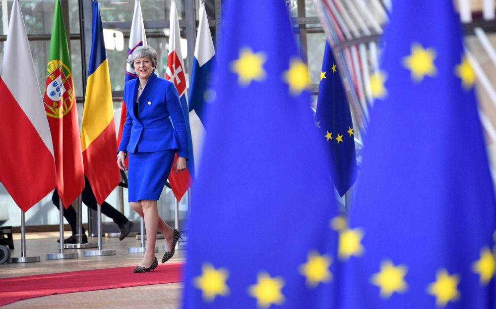 Großbritanniens Premierministerin Theresa May - im Blau der EU-Flagge - am Mittwoch bei ihrer Ankunft beim EU-Gipfel in Brüssel (Bild: Philippe Huguen/AFP)