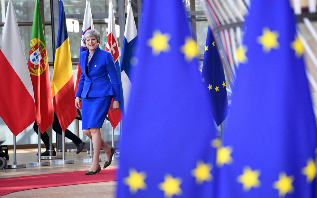 Großbritanniens Premierministerin Theresa May - im Blau der EU-Flagge - am Mittwoch bei ihrer Ankunft beim EU-Gipfel in Brüssel (Bild: Philippe Huguen/AFP)
