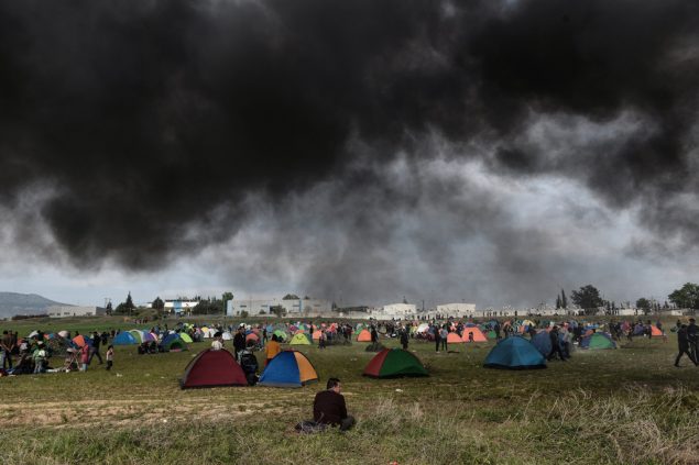 Migranten außerhalb eines Flüchtlingscamps in Diavata, westlicher Vorort von Thessaloniki