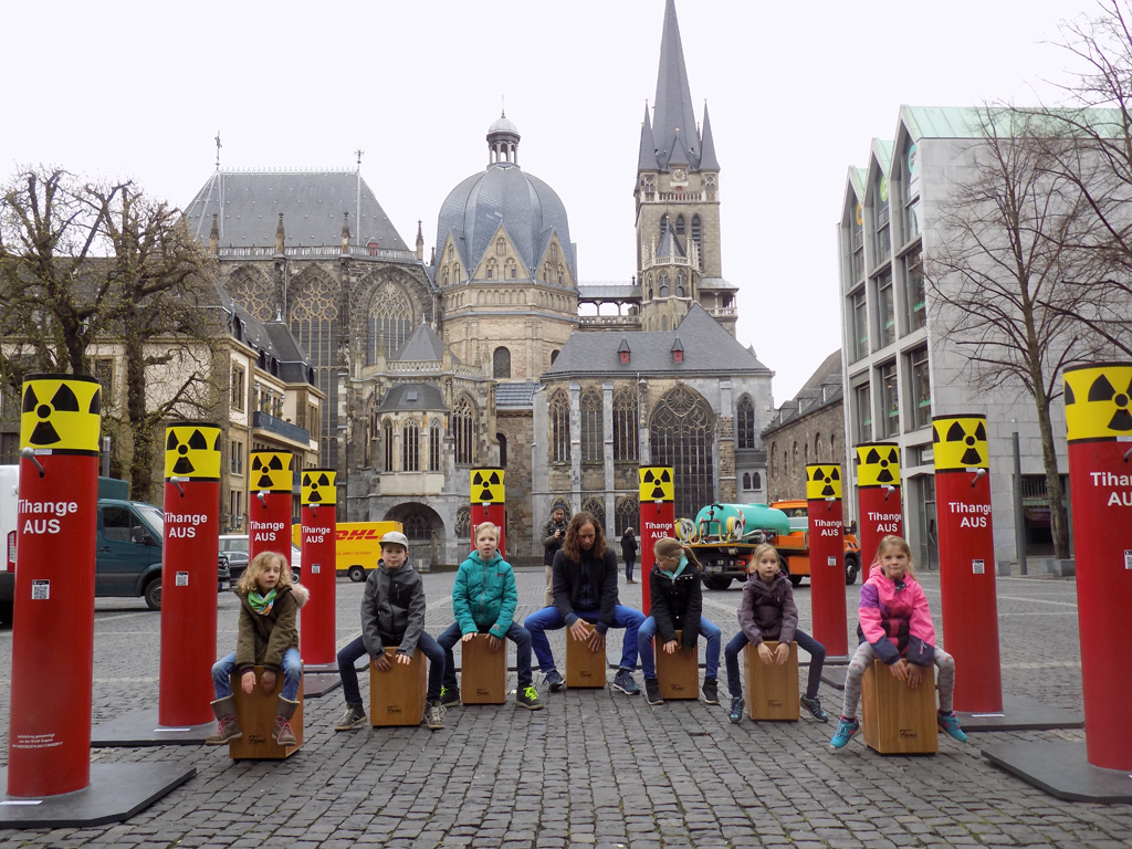 Neue Protestsäulen gegen Tihange auf Aachener Katschhof (Bild: Marc-Lukas Seidlitz/BRF)