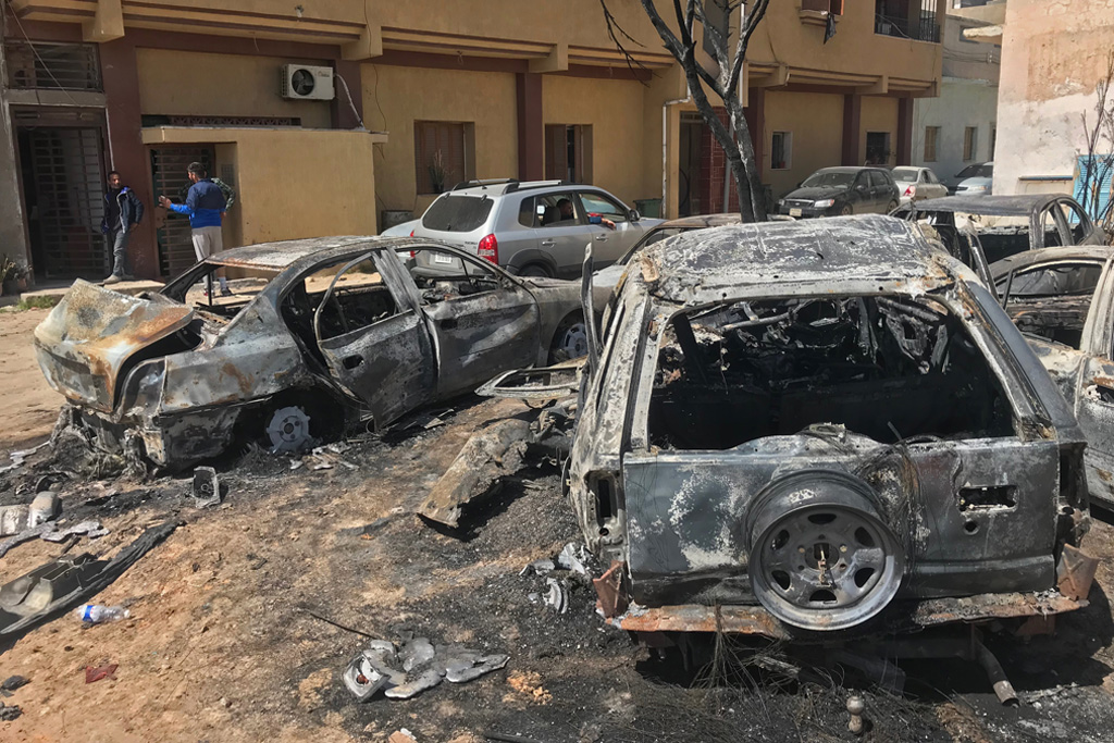 Ausgebrannte Autos in Tripolis (Archivbild: Mahmud Turkia/AFP)