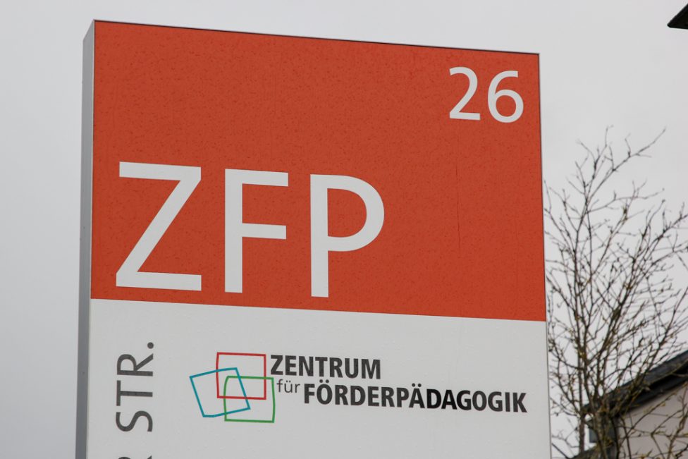Schild mit Logo des ZFP Eupen steht am Straßenrand